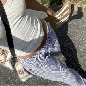 Randiga pyjamas/linnebyxor  - Funderar på att kanske sälja mina super fina randiga pyjamasbyxor som är väldigt eftertraktade då jag behöver pengarna, dom är helt nya och lappen finns kvar, inte likadana som första bilden vid midjan utan har tjockare band! 