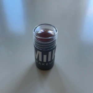 Milk makeup blush stick  - En makeupmilk blush stick i färgen Werk. HELT NY !! Och oanvänd !! Säljer då jag redan har 2 st i samma färg och fick denna i min kalender 💕