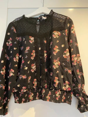 Blus barn - Blusen är köpt på Lindex och är knappt använd. Den är i storlek 128 och säljs för att den blivit för liten. Denna blusen är väldigt söt och passar till mycket!✨💗