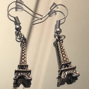 Eiffeltorn örhängen! - Handgjorde örhängen som är superfina, endast 10kr! Frakten blir 15kr tror jag:)