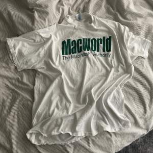 1990s Macworld ’Macintosh’ tishirt. Har några fläckar men syns knappt när man bär den. 