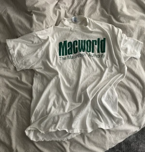 Vintage T-shirt  - 1990s Macworld ’Macintosh’ tishirt. Har några fläckar men syns knappt när man bär den. 