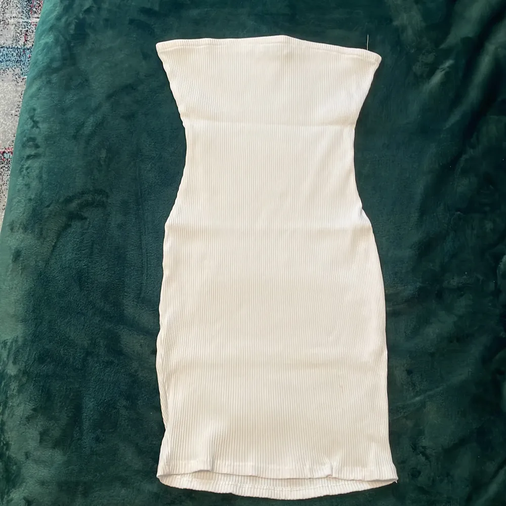 Jätteskönt stretchigt material Har gummi långt ut vid sömmen så klänningen inte åker ner Använd ett par gånger . Klänningar.