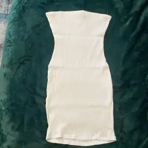 Jätteskönt stretchigt material Har gummi långt ut vid sömmen så klänningen inte åker ner Använd ett par gånger 
