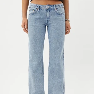 Weekday arrow jeans - Säljer nu mina ljusblå och helt slutsålda lågmidjade weekday arrow jeans i storlek W: 24 L:30💘Köpta för 590 kr