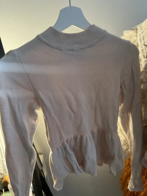 Tröja - Gina Tricot  - Fin peplum stickad tröja från Gina Tricot. Storlek M, men passar mig som har storlek xs. 