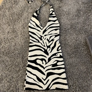 Mönstrad klännkng - En fin tajt klänning som kan stylas på olika sätt. Går bra att använda ”köp nu” funktionen🤗