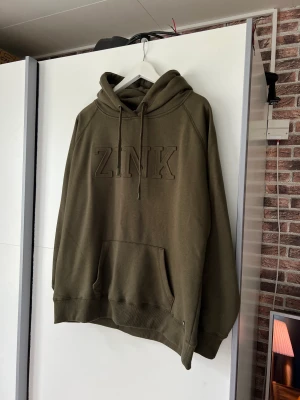 Hoodie - Hej, säljer min hoodie då den inte används. Fortfarande i ny skick. Det är storlek XL men passar någon med M/L.
