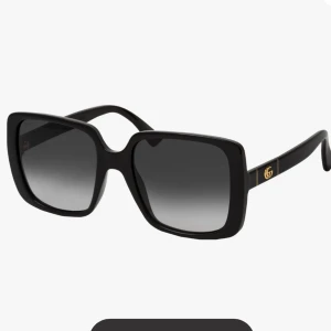 Gucci square solglasögon  - Säljer dessa helt oanvända skitsnygga svarta Gucci square solglasögonen, köpta på Mytheresa för ca 2200kr, kvitto finns. 