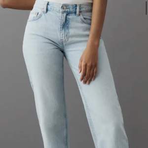 Säljer ett par low waist jeans från Gina tricot i storlek 36  