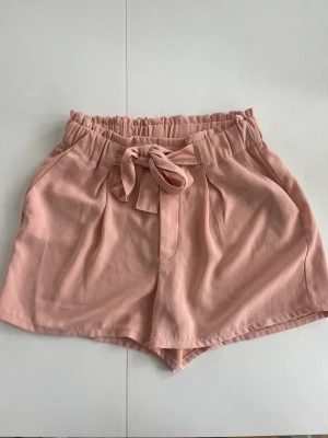 Rosa shorts str: S - Hej, säljer mina shorts från Bik Bok i storlek S