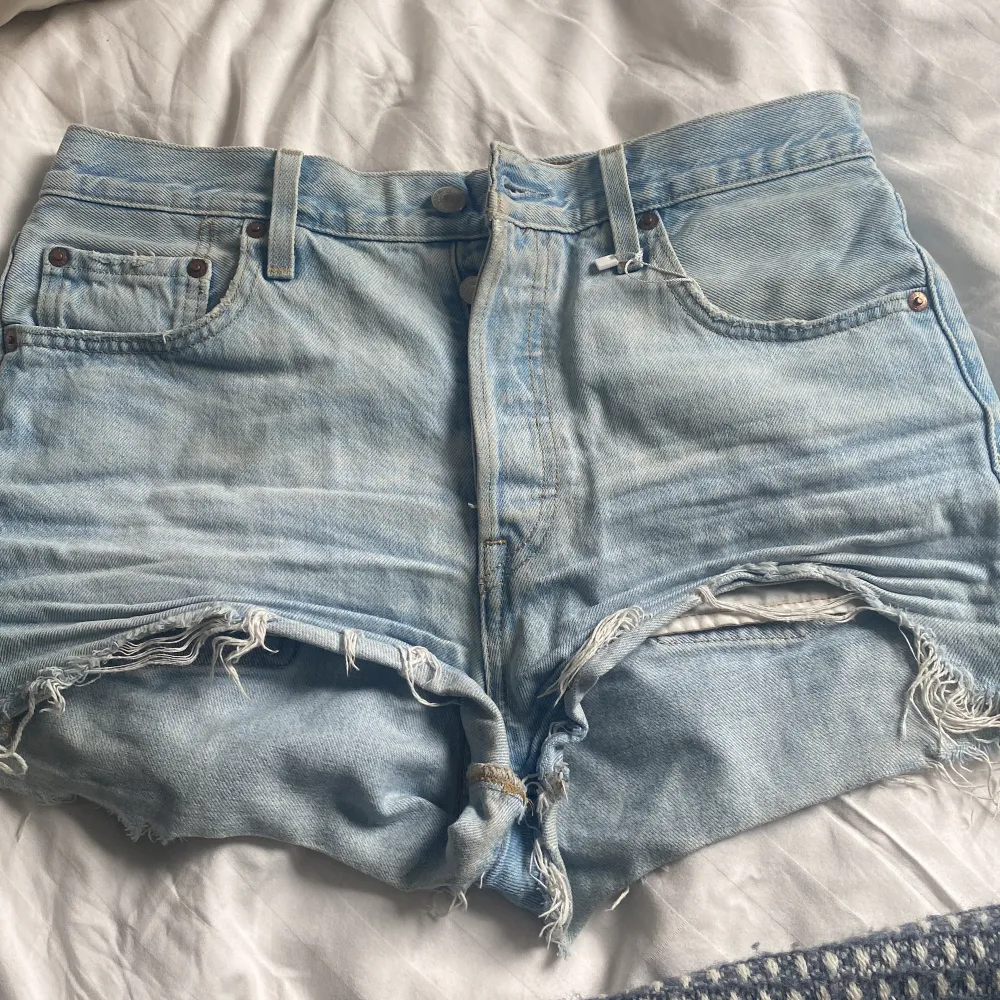 Shorts levis perfekta till sommarn! Står w29 som strl men skulle uppskatta till en vanlig 38!. Jeans & Byxor.