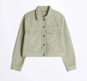 Jeansjacka - Säljer denna fina jeansjackan som passar perfekt till våren💗 Är som ny🫶🫶 Nypris 599💗