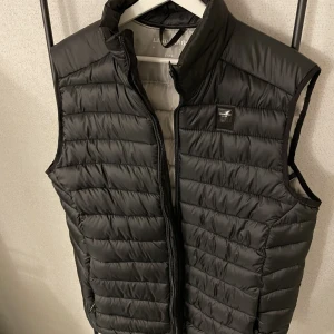 LINDBERGH väst - Helt ny väst använd 1 gång. (Insydd vid axlarna) gör bara passformen ännu snyggare!