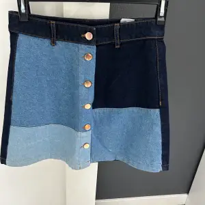 Jeans kjol aldrig använd köpte från H&M. Mix mellan ljus och marineblå. Normal i storlek. 