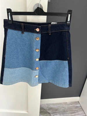 Kjol - Jeans kjol aldrig använd köpte från H&M. Mix mellan ljus och marineblå. Normal i storlek. 