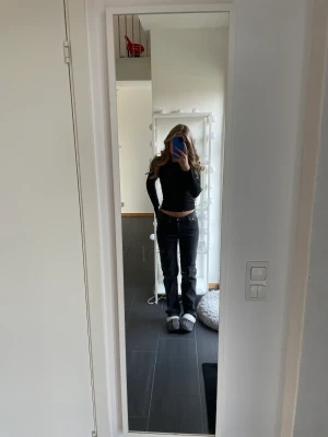 Lågmidjade svarta jeans - Säljer mina nya lågmidjade svarta jeans från weekday. Aldrig använt jätte fint skick men tyvärr för stora och för långa för mig ❤️