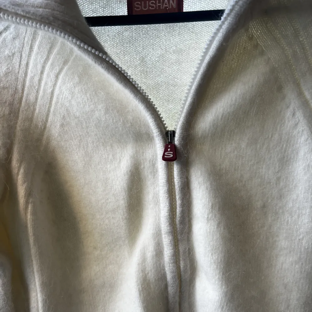 Stickad zip tröja, köpt på här på Plick men kommer inte till så stor användning. Säljer för 400 kr inklusive frakt. Stickat.