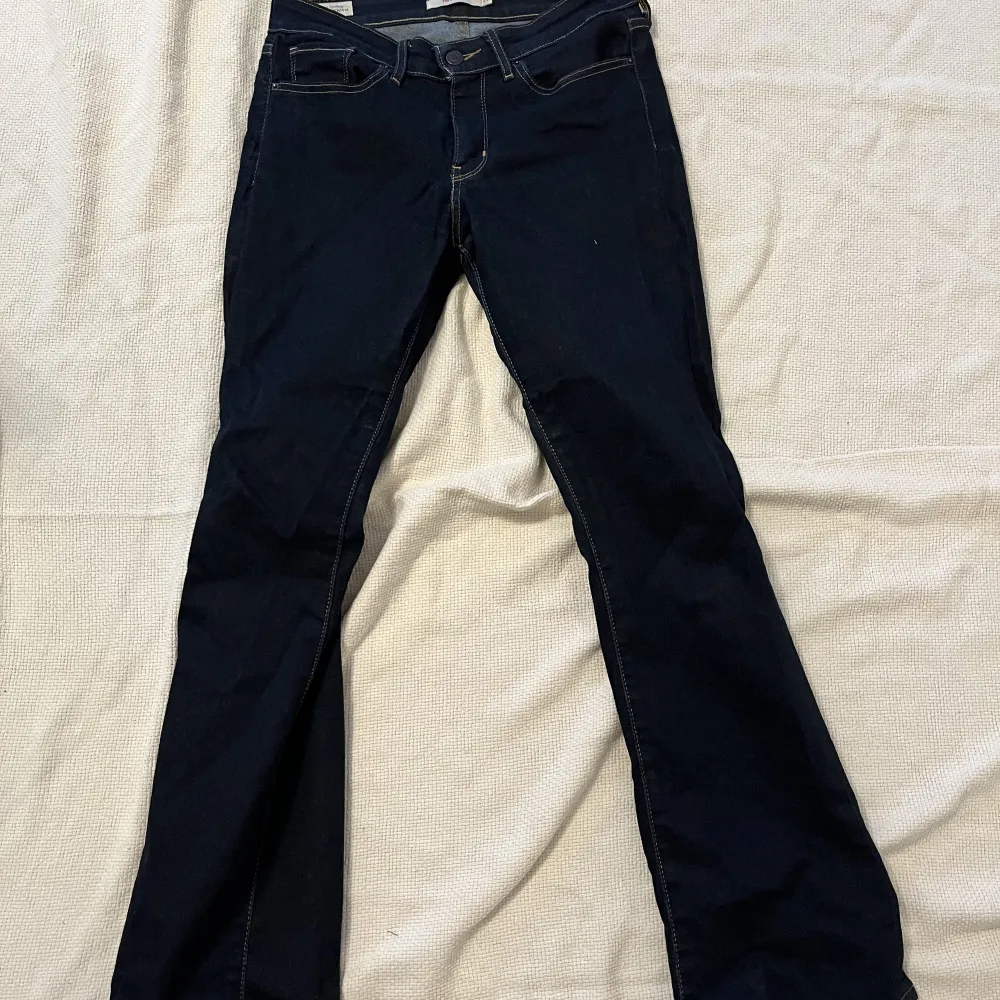 Ett bar mörkblåa bootcut levis med låg midja, väldigt y2k i stilen och ser bra ut på . Jeans & Byxor.