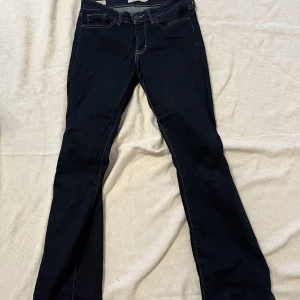 Bootcut Levi’s  - Ett bar mörkblåa bootcut levis med låg midja, väldigt y2k i stilen och ser bra ut på 