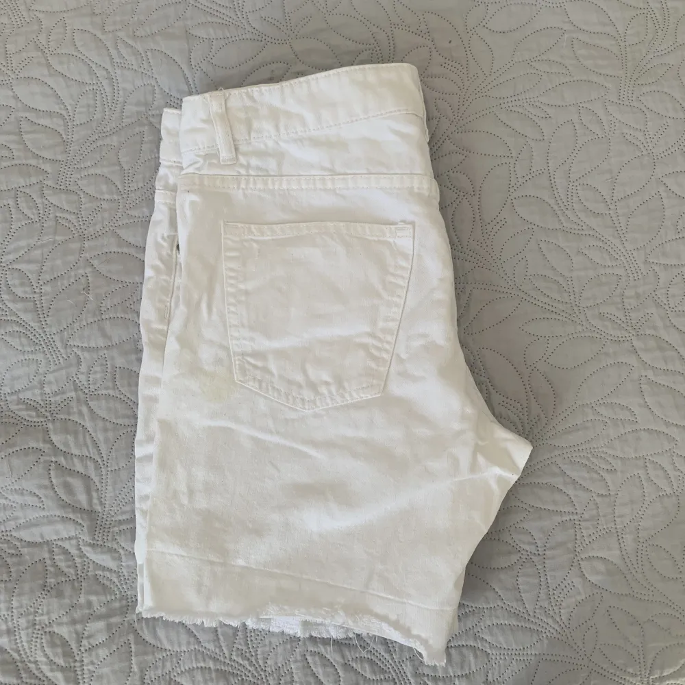 ett par vita bermuda shorts, inga fläckar eller hål. ser skrynkliga ut men går att stryka såklart. kontakta mig vid frågor ❤️. Shorts.