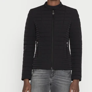 Dunjacka  - Jag säljer min dunjacka som är använd endast 1 gång. Väldigt lik dunjackan från uniqlo i färgen svart. Jackan är i storlek S och sitter väldigt bra. Köpte den för 1300 men säljer för 800 kronor direkt. Hör av dig vid frågor eller mer bilder. 