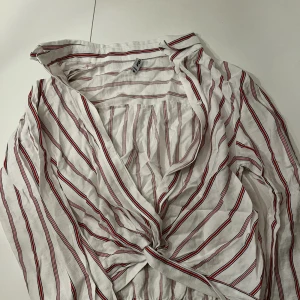 Oversized skjorta - Ännu en skjorta, dock är denna mer lös, och inte så värst figursydd. Har en fin knytning i mitten. Storlek M, men passar även för S.