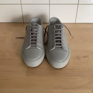 Axel Arigato Sneakers - Snygga arigato skor köpta på deras sample sale för 1200kr. Säljer nu för 800. Aldrig använda. 9/10 skick.