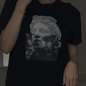 Svart T-shirt med tryck - - Oanvänd