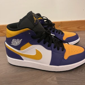 Jordan 1 lakers  - Jordan 1 lakers, köpta på Zalando, st 40  Inte använda bara testade  Säljer för jag aldrig velat använda dom Pris kan diskuteras 
