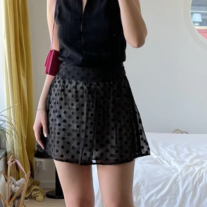 Kjol - Prickig kjol i storlek S💘 Passar även mig som är en M💘 Den har även en underkjol så är inte genomskinlig🌟