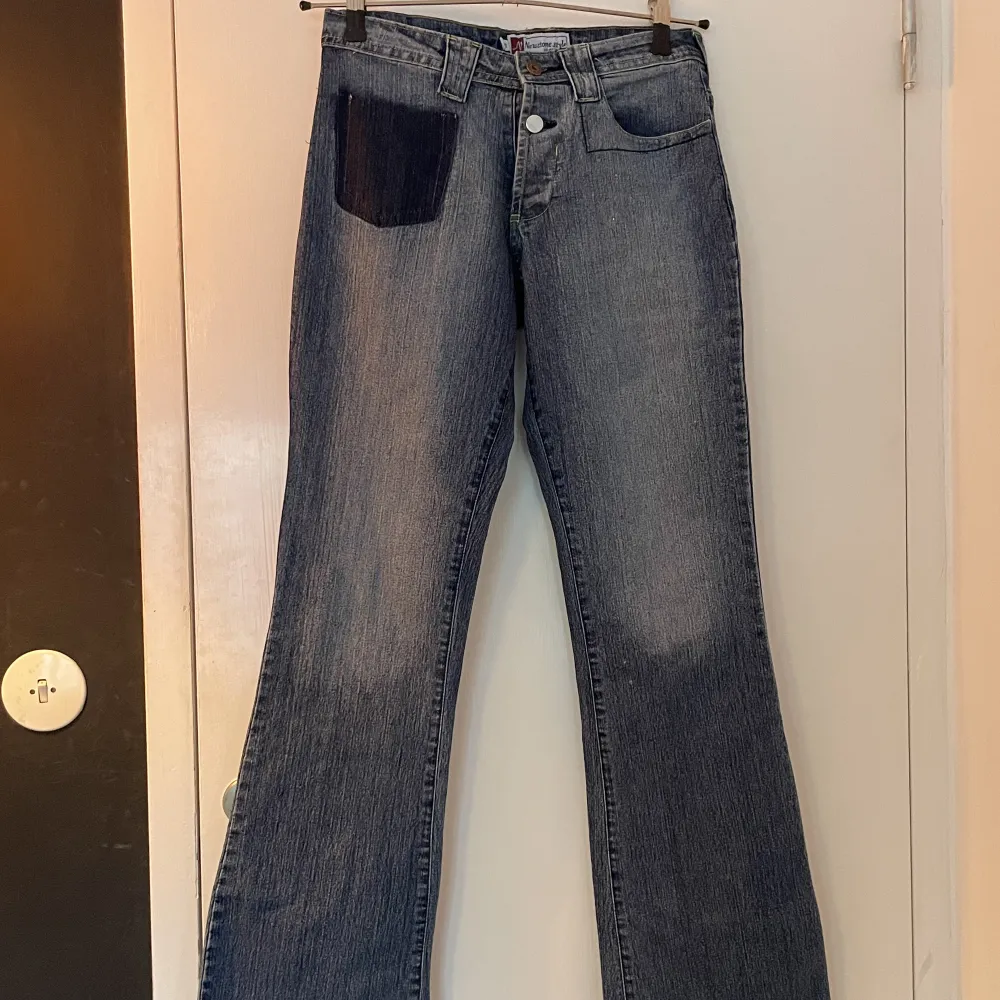 Jättesnygga lågmidjade bootcut jeans med detaljer på fickorna! 💐midja: 76cm innebenslängd: 83cm. Jeans & Byxor.