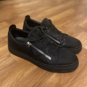 Giuseppe Zanotti Skor ”Frankie” - Jag säljer mina Giuseppe Zanotti skor storlek 43. Använda 2-3 gånger. Köpta i Berlin på zanotti-affären för 7500kr 