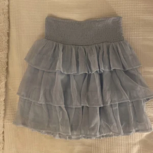 Blå volang kjol - Supersöt blå volang kjol i strl M, men passar mig som vanligtvis har Xs/S. 💓💓