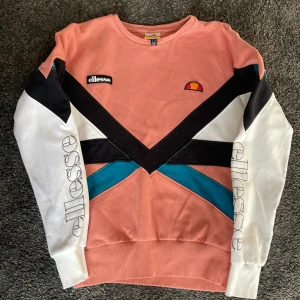 Collegetröja -Ellesse - Obetydligt använd collegetröja