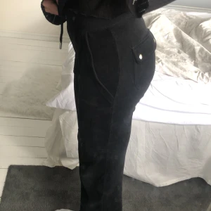 Juicy byxor - Säljer mina juicy byxorna i färgen del ray! Byxorna är i storlek Xxs! Säljer för 700kr pris kan diskuteras!!💗 dom är avklippta men inget man tänker på!