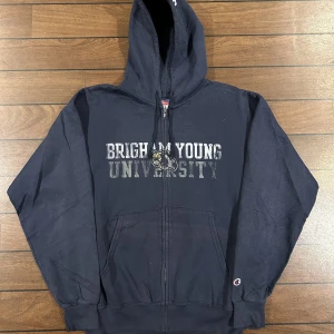Champion Brigham Young - Snygg vintage Zip Hoodie i storlek M! Bara att skriva om du undrar över något🙏