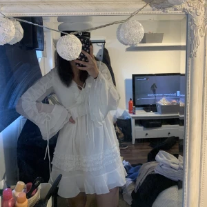 Studentklänning  - Jättefin vit klänning, perfekt till studenten!! Tyvärr för liten för mig, är vanligtvis en S/36 så skulle säga att klänningen är liten i storlek då detta är st 36, passar mer en Xs/34🤍