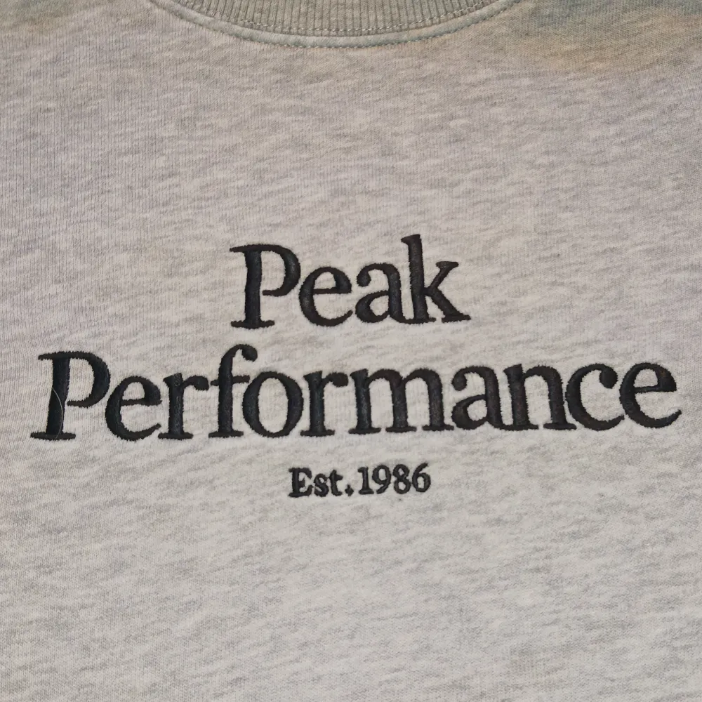 Säljer en peak performance hoodie. Har använt den ca 5 gånger. Har ej kvittot.. Hoodies.