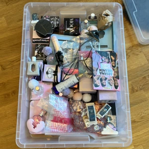 ariana grande merch - hej jag är ett stort ariana grande fan, men jag har väldigt mycket grejer och allt får inte plats i min hylla. Finns även en hel del kläder. Förlåt för dåliga bilder men finns det något ni söker så skriv så ser vi vad jag har! Vi pratar priser privat!🫶🏼