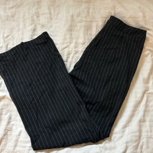 Randiga kostymbyxor  - Randiga kostymbyxor från bershka, knappt använda. Är snyggt att bära både hög- och lågmidjat. Storlek 40 men passar mig som brukar ha 38. Pris är inklusive frakt 💞