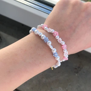 2 somriga pärlade blommiga armband - 2 st blommiga armband för 30kr st, som passar perfekt till sommaren