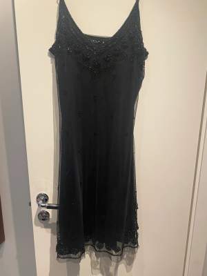 En superfin klänning i svart med pärl detaljer. Klänningen är köpt från Vila för 450, jag säljer den för 150. (Köparen står själv för frakten) ❤️