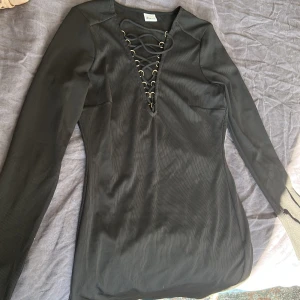 Svart klänning med guld detaljer  - Säljer nu denna snygga klänningen med guld detaljer! Extremt snygg till lite festliga dagar!