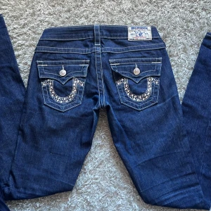 True religion jeans - Jag säljer vidare dessa coola jeans eftersom att de tyvvär inte passade mig. Sista bilden är från de förra ägarna av jeansen, jag har altså bara provat de. Jag kommer att sälja för samma pris som jag köpte de för🩷 Skriv t mig om ni har frågor om mått osv😇