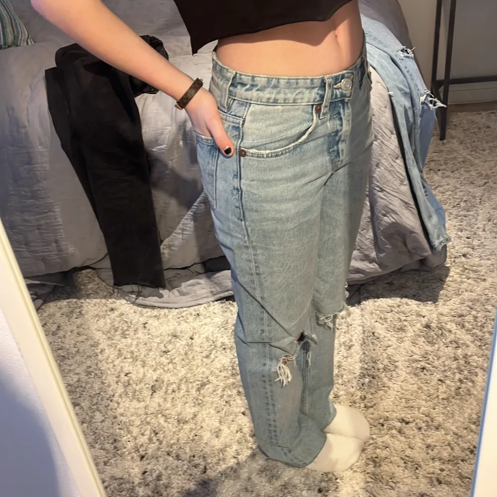 Populära håliga Zara jeans 💕 Midwaist zara jeans med hål, storlek 34🫶 Jag är 160cm lång.. Jeans & Byxor.