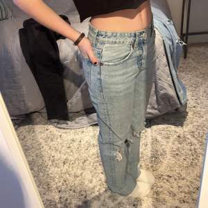 Populära håliga Zara jeans 💕 Midwaist zara jeans med hål, storlek 34🫶 Jag är 160cm lång.