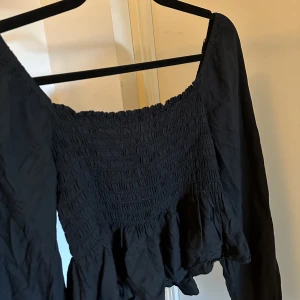 Svart topp  - Svart topp från Bikbok! Kan skicka fler bilder🌼