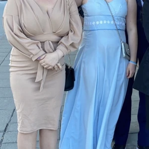 Klänning - Rosa/beige klänning från boohoo med snöre i midjan, storlek M. Har haft på mig denna klänning 2 gånger vilket var på balen i 9an och på min kusins dop. Sitter super bra på mig som är 160 cm, går att knyta hur man vill i midjan 💌🎸⚡️köpt för 300kr