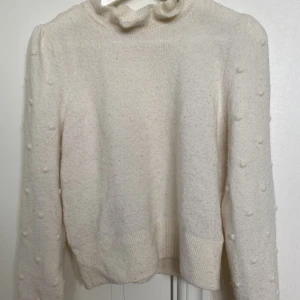 Fin stickad tröja - Unik stickad tröja med gulliga detaljer.  Köpt för ungefär ett år sen. Strl S, 300kr+frakt